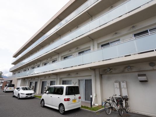 広々した施設の外観