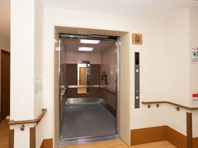 手すり付きエレベーター入口