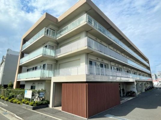 モダンな建物の外観  