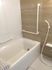 サムネイル 壁に手すりが用意されている浴室は、シャワーも完備。お１人で入浴することができる入居者様にとって癒しの場所である。