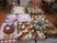 サムネイル トナカイやサンタクロースのデコレーションケーキ、クリスマスツリーの形のカットフルーツが並んでいる。ケーキバイキングのイベント。