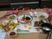 サムネイル ひな祭りの食事の一例。ひな人形を形取ったごはんや刺身、お吸い物、サラダなどが彩りよく並べられている。