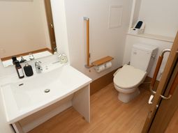 清潔な洗面所とトイレ