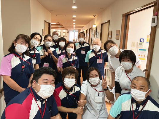 マスク姿の職員集合写真  