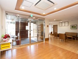 明るいエントランスの様子