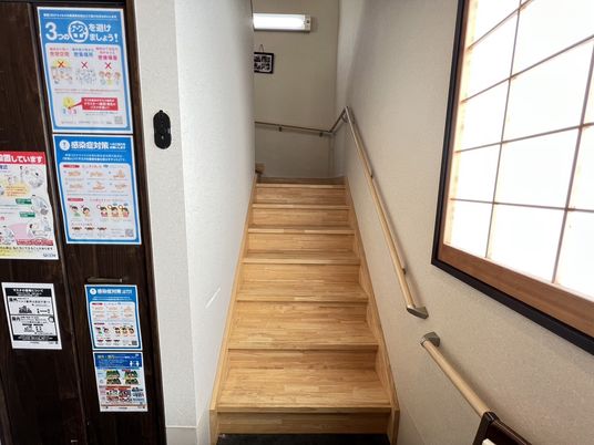 清潔な施設の階段