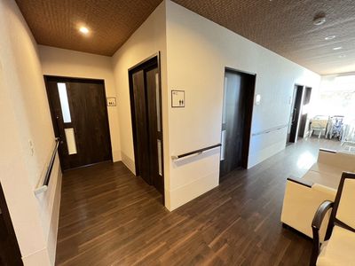 清潔な廊下と休憩所