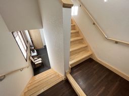 手すり付きの階段