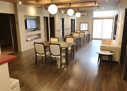 明るい共用ラウンジ空間