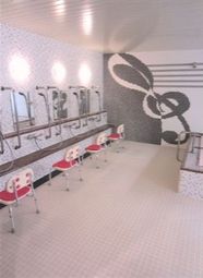 白基調の美容室内部