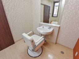 広々とした洗面台と椅子