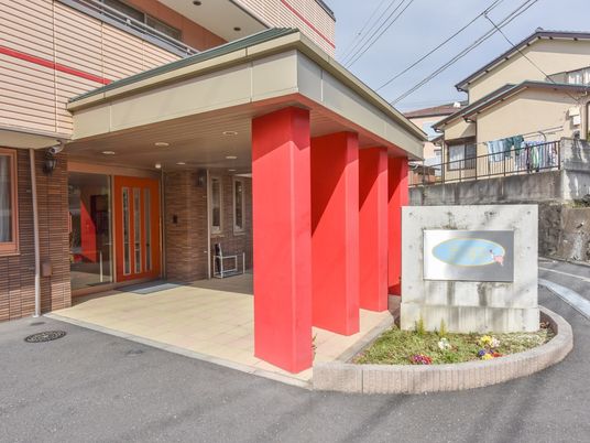 赤い柱の洒落たエントランス