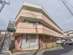 多階建ての明るい外観