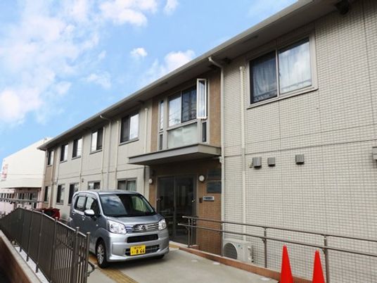 建物正面と車寄せの外観  