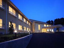 夕景に浮かぶ暖かな照明