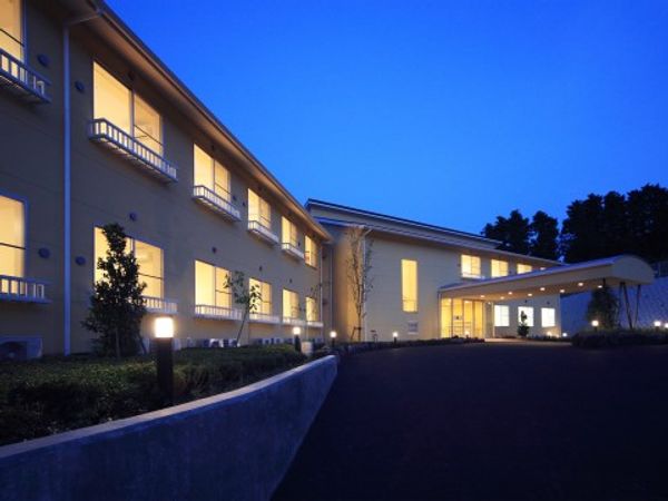 夕景に浮かぶ暖かな照明