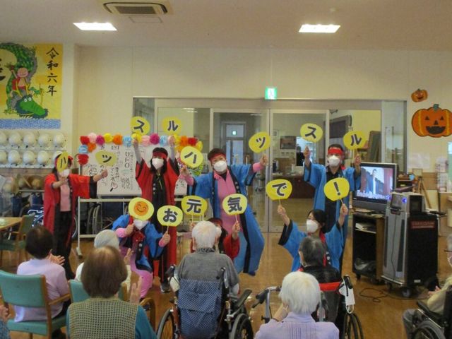 楽しい様子の多目的室 多目的室 笑顔でイベントを楽しむ皆様の姿。ゆったりとした広々としたスペースで、日々の憩いのひとときを提供しています。