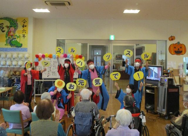 楽しい様子の多目的室 多目的室 笑顔でイベントを楽しむ皆様の姿。ゆったりとした広々としたスペースで、日々の憩いのひとときを提供しています。