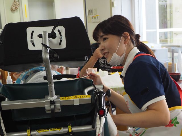 笑顔のスタッフと利用者 利用者と笑顔で会話を交わすスタッフの姿が暖かさを感じさせます。ここでは日々、心温まるケアが提供されています。