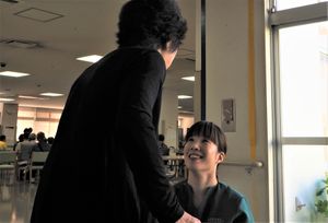 笑顔で会話するスタッフ