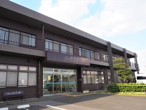 茶色い外観の建物