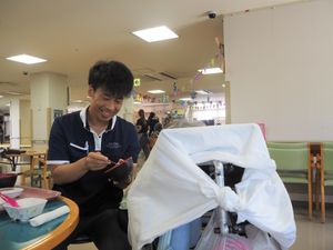 笑顔のスタッフと居室