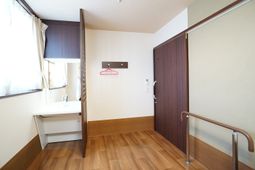 居室の入口と洗面台