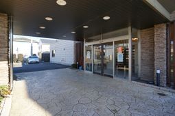 施設のエントランス