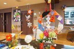 手工芸品が飾られた共用スペース