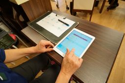 タブレットを使用する手元