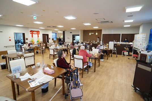 広々とした明るい食堂