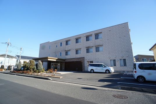 明るい外観の建物