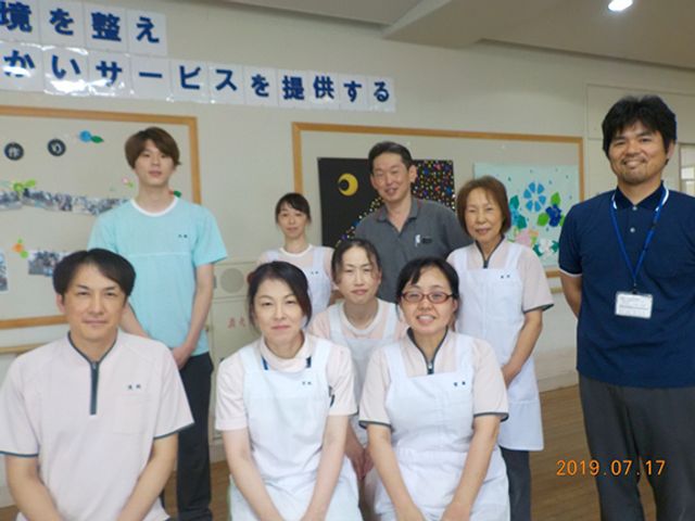 笑顔のスタッフたち集団写真 スタッフイメージ 明るく笑顔が絶えないスタッフが働いています。チームワークを大切にした職場です。