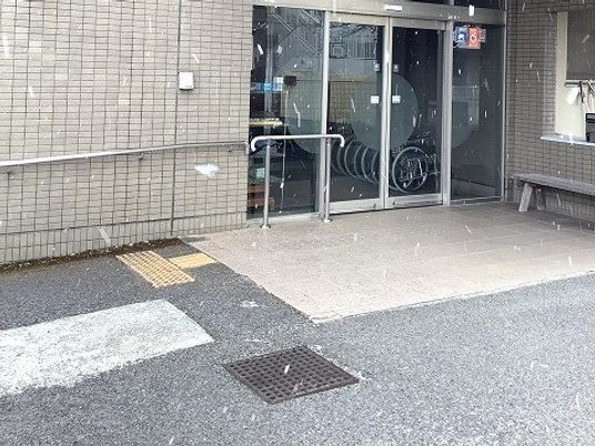 車椅子が見えるエントランス  