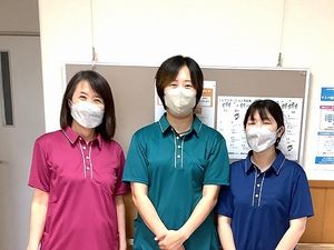 スタッフ3人の掲示板前  