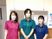 スタッフ3人の掲示板前  