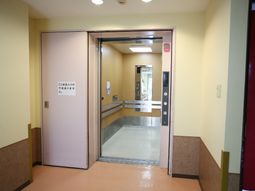 広々したエレベーターの入り口