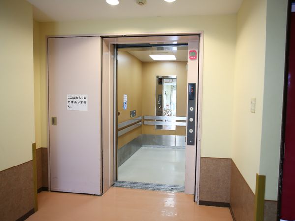 広々したエレベーターの入り口