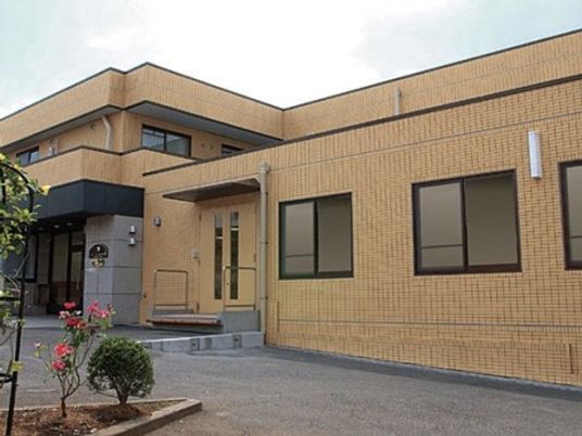 明るい外観の建物エントランス