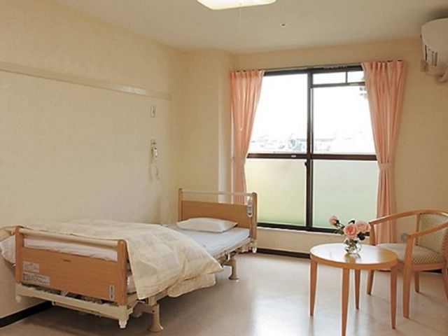 明るい個室の居室 居室 採光が豊かな個室です。快適に過ごせる家具と、室内の安全を考慮した設計が特徴です。