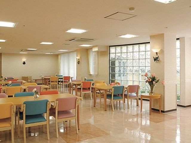 広々とした明るい食堂 食堂 開放的な空間の食堂では、様々な色の椅子が並び、居心地の良い雰囲気作りがされています。大きな窓からは自然光が差し込み、明るく温かみのある環境でのお食事を提供しています。