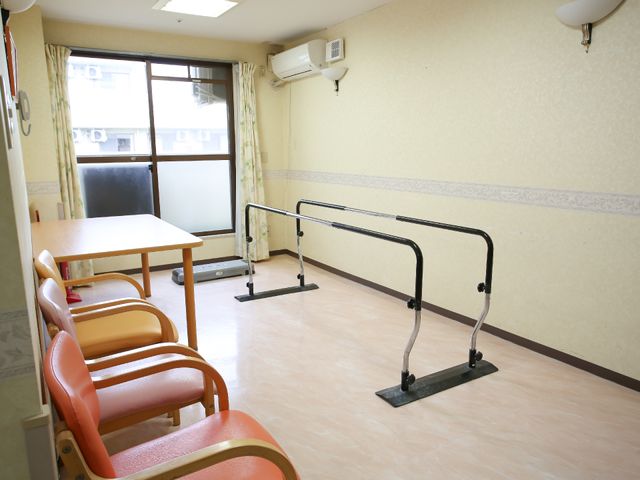 機能訓練設備のある部屋 機能訓練室 広々とし安全な訓練機器の設置された空間で、日々の健康サポートが行えます。