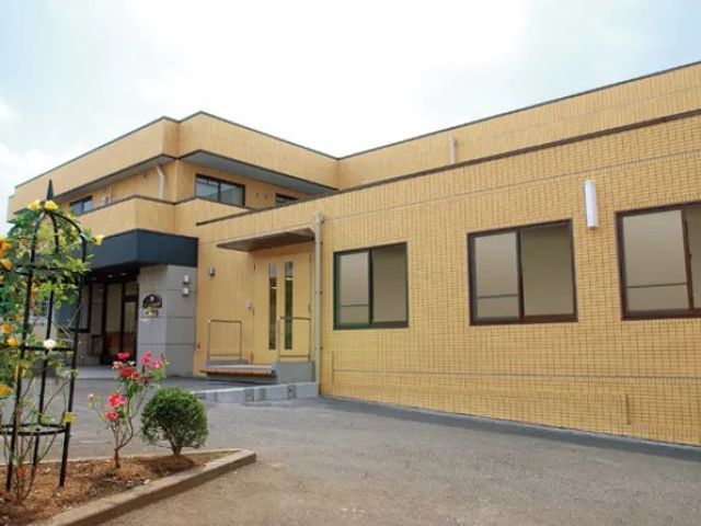 施設の外観 外観   明るい色合いの建物で、正面に出入口が見えます。就業時の通勤経路や来客対応の様子をイメージしやすい外観です。
