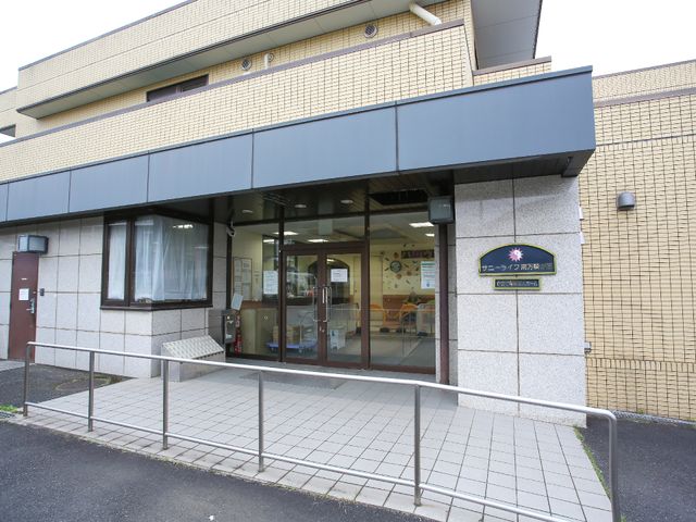 入り口と看板のある建物 玄関 明るく開放的なエントランスがお出迎え。暖かな雰囲気のある施設です。