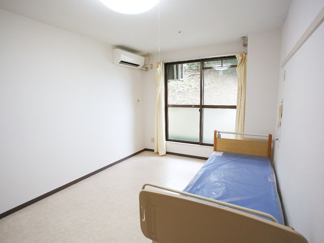 シンプルな個室居室 居室 清潔感溢れる居室には、必要最低限の家具が配置されています。