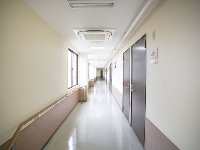 清潔感のある広い廊下 廊下 明るい光が差し込む廊下は、清潔で安心感があります。手すり付きで安全に配慮されています。