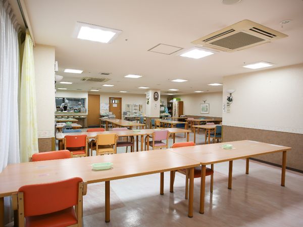 明るい食堂の様子