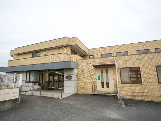 明るい外観の建物 玄関 ゆったりとした空間が印象的な閑静なたたずまいです。