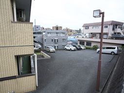 都市の駐車場景