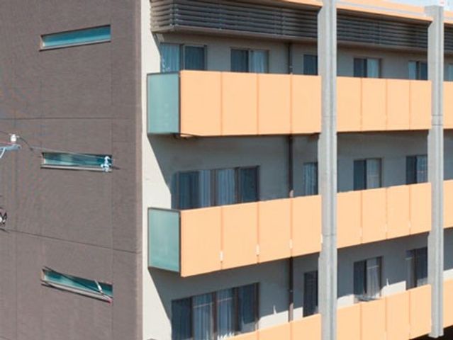 外壁と窓が見える建物 外観 シンプルで整った外観の建物です。各階に設置されたバルコニーが居住者に快適さを提供します。